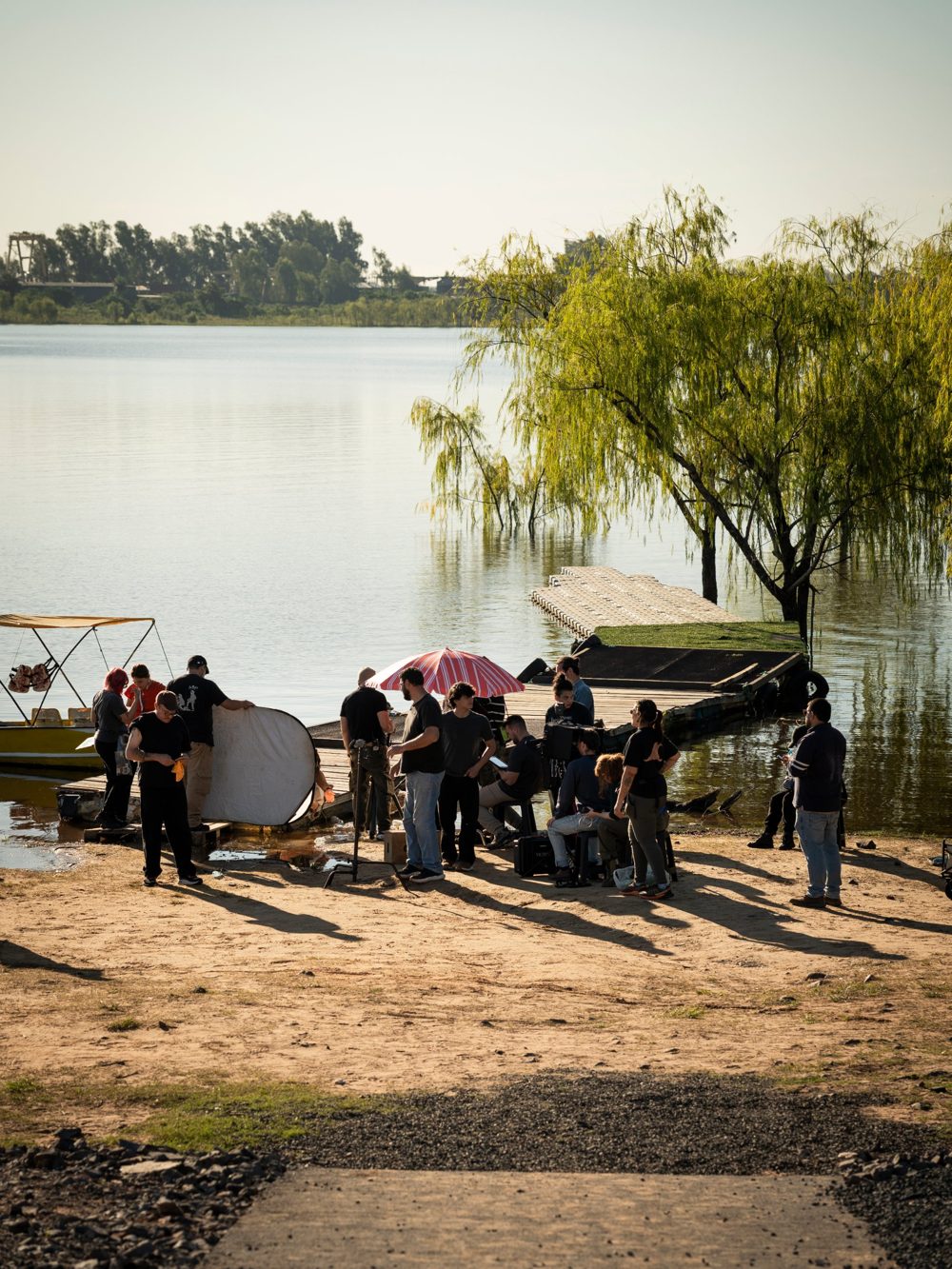 Equipo de rodaje a orillas del lago